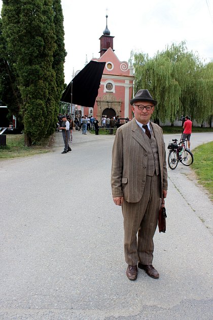 Jiří Kněžíček ze Slavonic se ve filmu Po strništi bos objevil hned čtyřikrát ve dvou rolích.