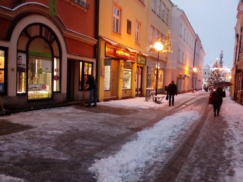 První prosincový den doprovází vydatné sněžení. Pohled na ranní Jindřichův Hradec.