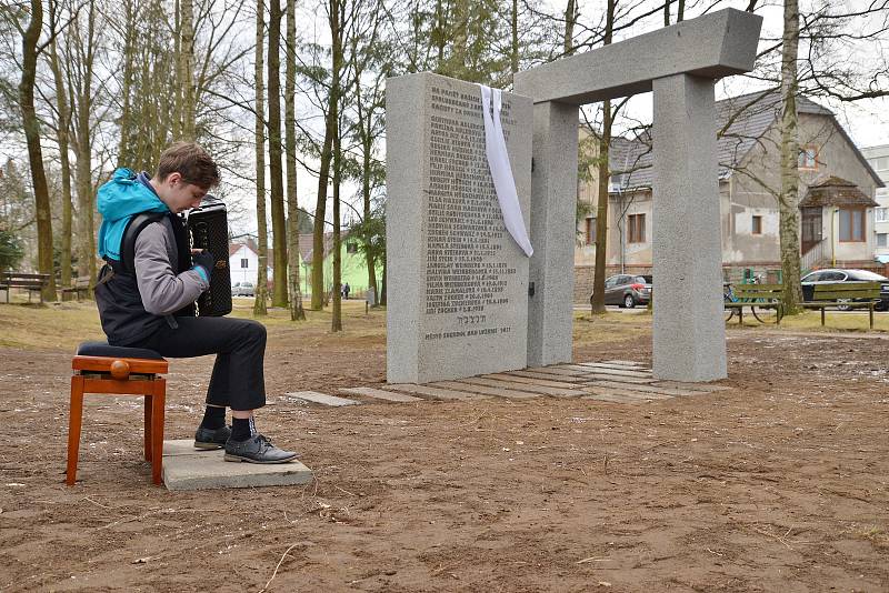 V Suchdole nad Lužnicí odhalili památník připomínající židovské oběti války.