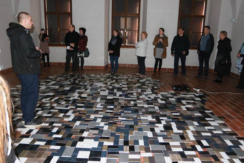 Součástí expozice je i místnost doslova vydlážděná stovkami kopií mobilních telefonů.
