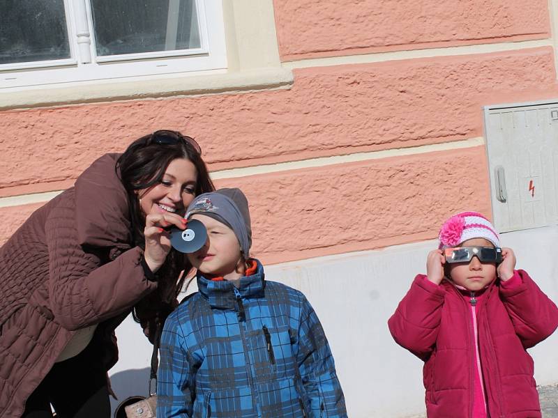 Lidé pozorovali zatmění Slunce i na jindřichohradeckém náměstí Míru.