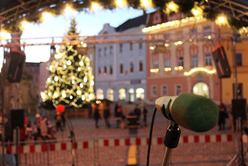 Na náměstí Míru v Jindřichově Hradci jsou v plném proudu přípravy na podvečerní zpívání.