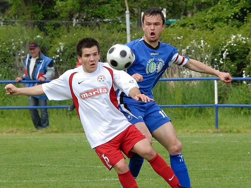 Fotbalisty Jiskry čekají v sezoně i atraktivní duely s Voticemi, na snímku z posledního vzájemného souboje atakuje třeboňský obránce Zdeněk Malý (vpravo) Borkovce.