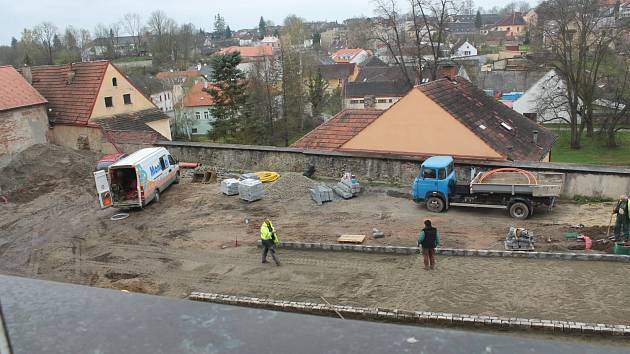 Pod rukama dělníků vzniká nová parkovací plocha, která bude po svém dokončení v první polovině května nově placená.