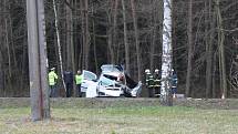 U Lásenice se střetlo osobní auto s kamionem. Jedna osoba v autě na místě zemřela, druhá byla těžce zraněná. 