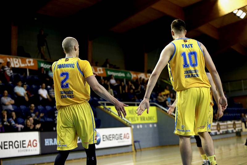 Hradecká Basket Fio banka v úvodním kole play-out zdolala USK Praha 95:78.