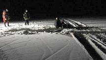 Noční zásah hasičů na Lipně, kde se prolomil led pod osobním autem. 
