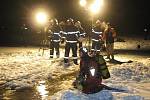 Noční zásah hasičů na Lipně, kde se prolomil led pod osobním autem. 