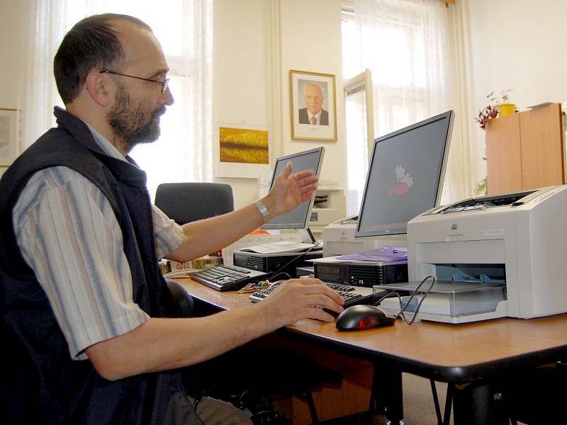 Volební výpočetní centrum na Městském úřadě v Jindřichově Hradci. Informatik úřadu Zdeněk Krejča kontroluje počítače. 