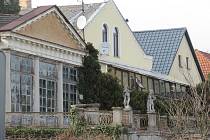 Empírová vila sloužila jako tiskárna rodiny Landfrasů. Do dnešní podoby ji v roce 1827 přestavěl architekt Josef Schaffer. Severní křídlo přistavěl architekt Antonín Mečíř v roce 1937.
