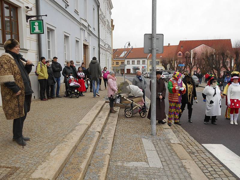 Dačické maškary prošly centrem a sehrály turnaj v kuželkách.