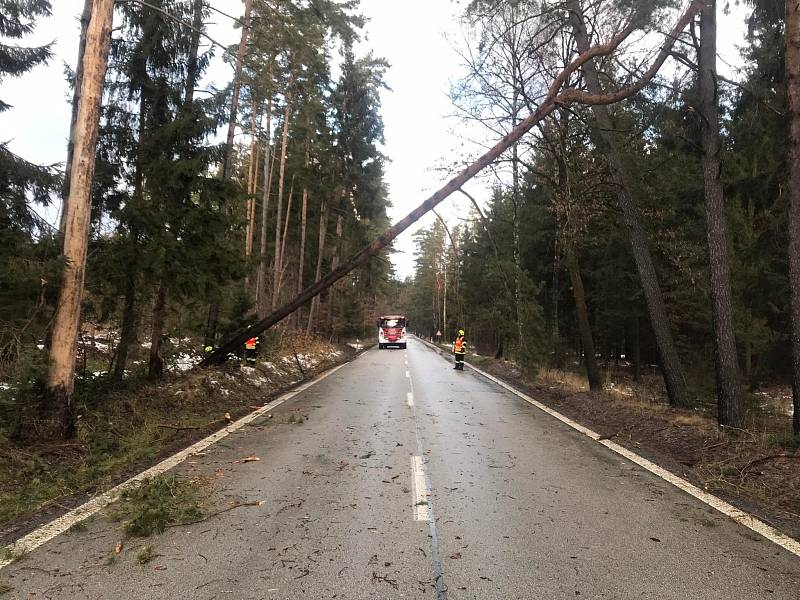Zásah jindřichohradeckých dobrovolných hasičů na silnici mezi Otínem a Hospřízí.