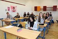 Desítky zájemců o studium dorazily na přijímací zkoušky do budovy Gymnázia Vítězslava Nováka v Jindřichově Hradci.