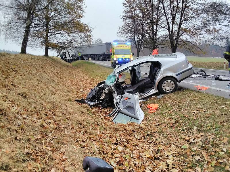 Vážná nehoda u Nové Olešné. Hasiči museli po střetu osobáku s kamionem z vraku vyprošťovat zraněnou osobu.