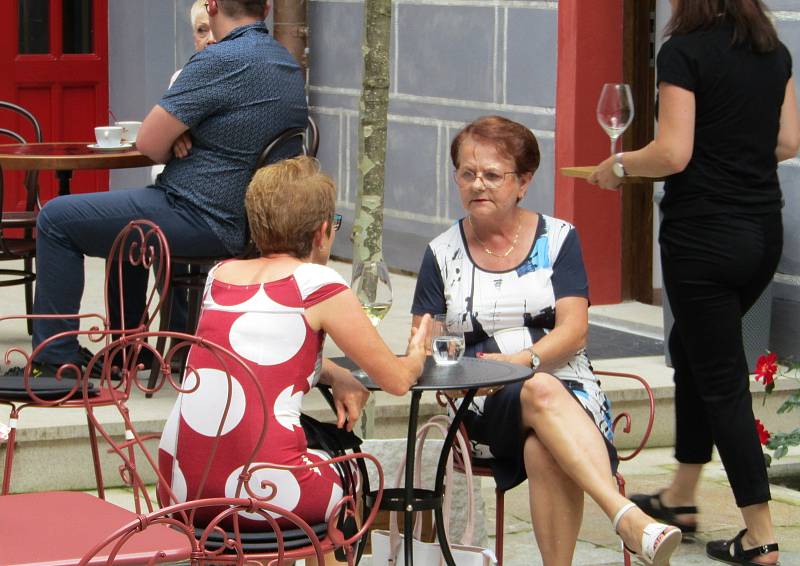 Slavnostní zahájení provozu Zámecké lékárny v Třeboni v pondělí 6. června odpoledne. Stínohra, Vokův poklad i pohyblivé obrazy, to vše baví návštěvníky, kteří se vydají za posledním z Rožmberků.