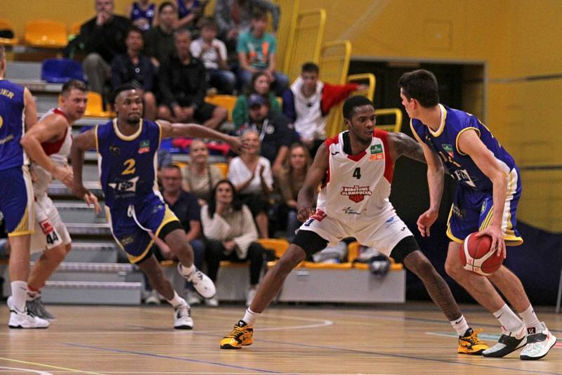 V úvodním kole Kooperativa NBL jindřichohradečtí basketbalisté (v modrém) podlehli v ofenzivně laděném souboji na půdě BK Olomoucko 92:100.