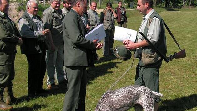 Na snímku předává vrchní rozhodčí Pavel Šablatura  diplom vítězi skupiny ohařů Miroslavu  Kosovi.