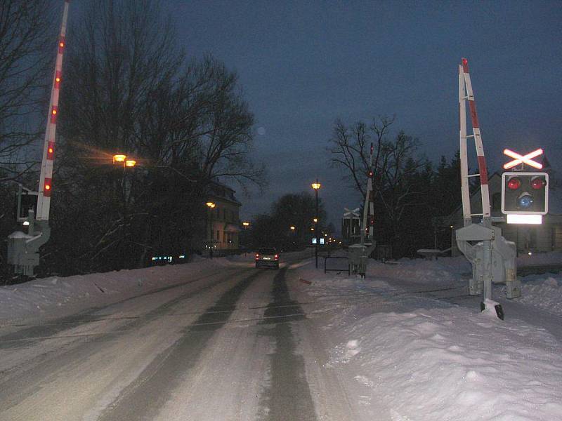 V Třeboni řidička projela závory a za ní projel vlak.