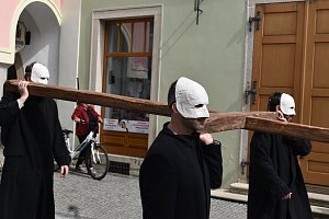 Velikonoční hrkání v Třeboni se v roce 2024 konalo už popáté. Výchozím i posledním místem symbolické křížové cesty byl kostel sv. Jiljí.