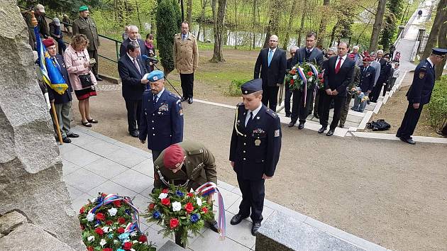 Tradiční pietní akty na Den osvobození se v Hradci konaly v Panské ulici, na nábřeží Ladislava Stehny, na Zbuzanech a v Mertových sadech.