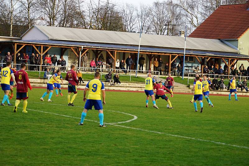 Fotbalisté Nové Bystřice (ve fialových dresech) v hlavním taháku 12. kola I. B třídy remizovali s Novou Včelnicí 1:1.