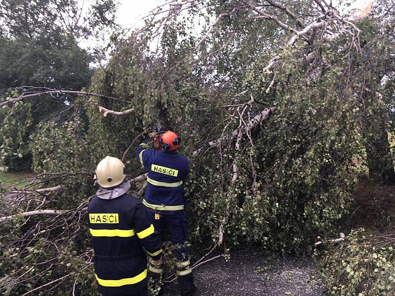 Rušnou noc z pátku na sobotu měli i hasiči z Deštné. Mimo jiné v Rosičce odstraňovali strom spadlý na střechu domu a u Chotěmic, které již leží v sousedním okrese, prořezávali zatarasenou silnici.