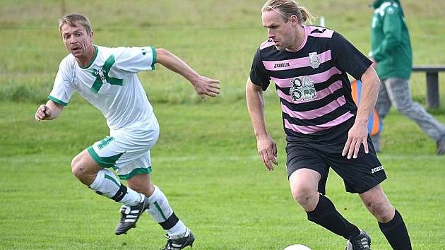 Popelín - Stará Hlína 1:1. Roman Jičínský (vlevo) sleduje počínání domácího Pavla Pacholíka.