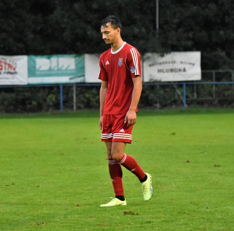 Fotbalisté Hluboké nad Vltavou (v modrých dresech) v dohrávce krajského přeboru zdolali Třeboň 2:1.