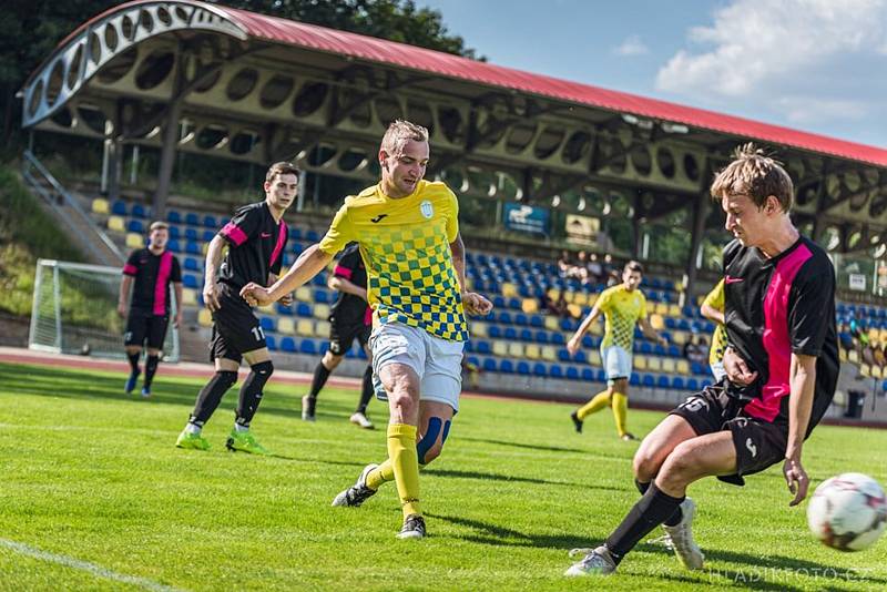 Jindřichohradečtí fotbalisté (ve žlutém) vyhráli přípravný duel v Dačicích 6:1.