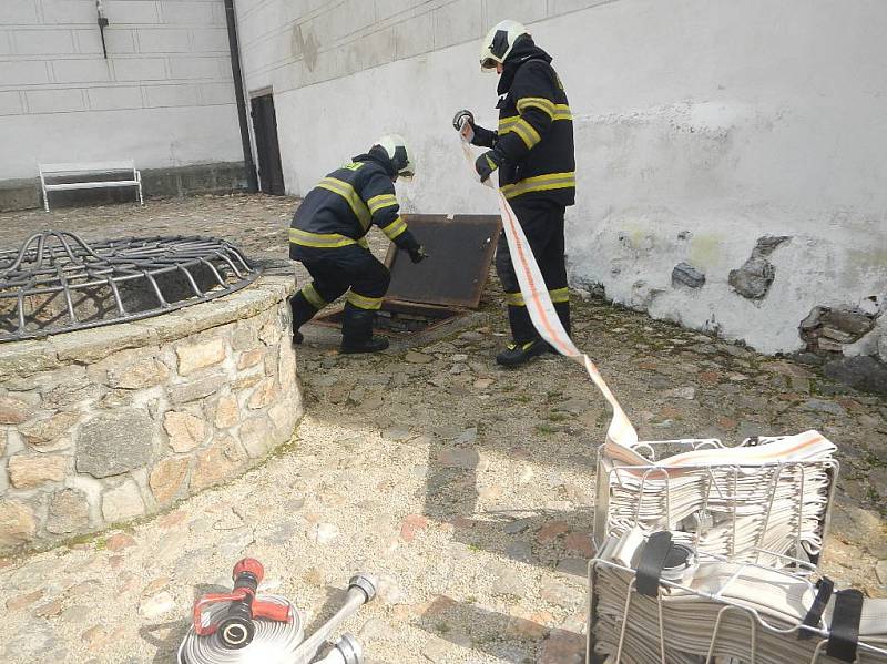 Ve čtvrtek čekalo hradecké hasiče cvičení na zámku. Mimo jiné si vyzkoušeli dopravu vody z náhonu před zámkem až k rondelu.