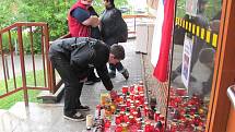 Vchod do zimního stadionu v Jindřichově Hradci zaplňují zapálené svíčky za Jana Marka. 