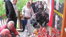 Vchod do zimního stadionu v Jindřichově Hradci zaplňují zapálené svíčky za Jana Marka. 