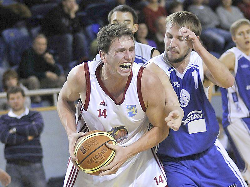 Basketbalisté Lions porazili Kladno 85:53. Na snímku Michal Klimeš (vlevo).