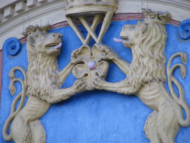 Znak Jindřichova Hradce zdobí bývalou radnici na náměstí Míru.