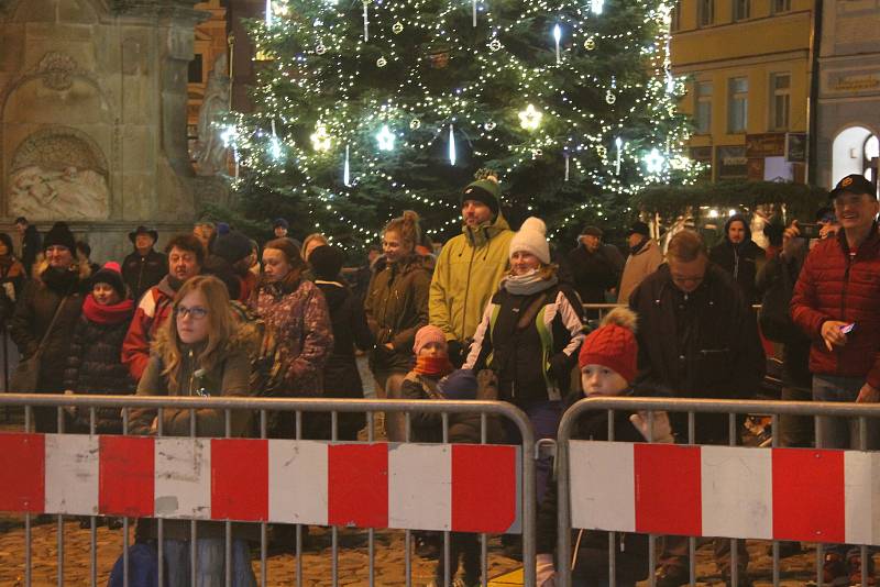 Jindřichohradecké náměstí Míru se zaplnilo lidmi, kteří si přišli zazpívat sedm koled a vánočních písní.