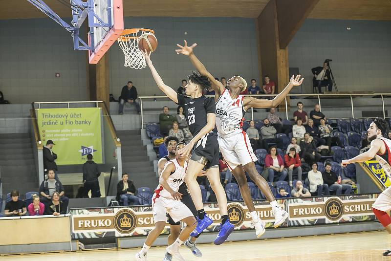 V úvodním utkání basketbalového turnaje  Young Guns GBA Invitational jindřichohradecká GBA porazila americkou Atlantu 81:76.