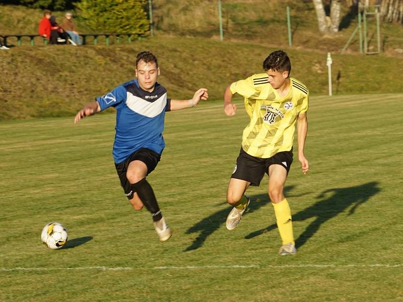 Fotbalisté Číměře/Nové Bystřice B (v modročerném) v 13. kole okresního přeboru deklasovali béčko Suchdola 8:0 a přezimují na třetí příčce.