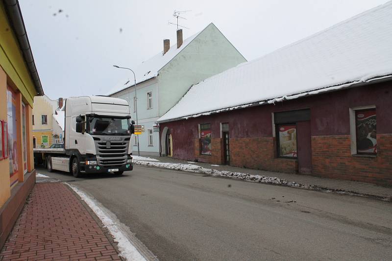 Projet centrem Kardašovy Řečice je pro mnohé řidiče náročné. V budoucnu má nákladní dopravě pomoci obchvat.