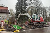 Práce na rekonstrukci mostu v jindřichohradeckých Zbuzanech - druhý týden.
