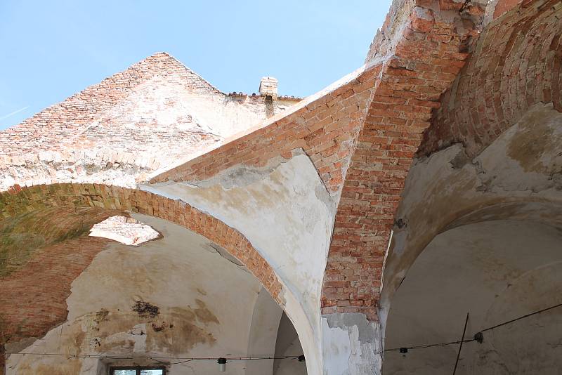 Téměř nepředstavitelně rozlehlé prostory pivovaru v posledních týdnech prokoukly. Sutiny a trosky po požáru jsou už téměř vyklizené.