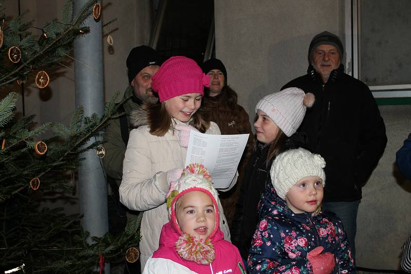 Česko zpívá koledy se v Nové Bystřici odehrálo tradičně v atriu kulturního domu Koruna.