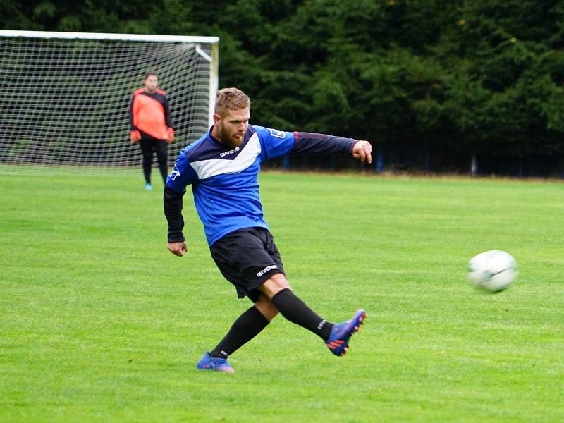 Fotbalisté Chlumu (v červeném) doma nestačili na společný tým Číměře a novobystřického béčka, kterému podlehli 1:5.