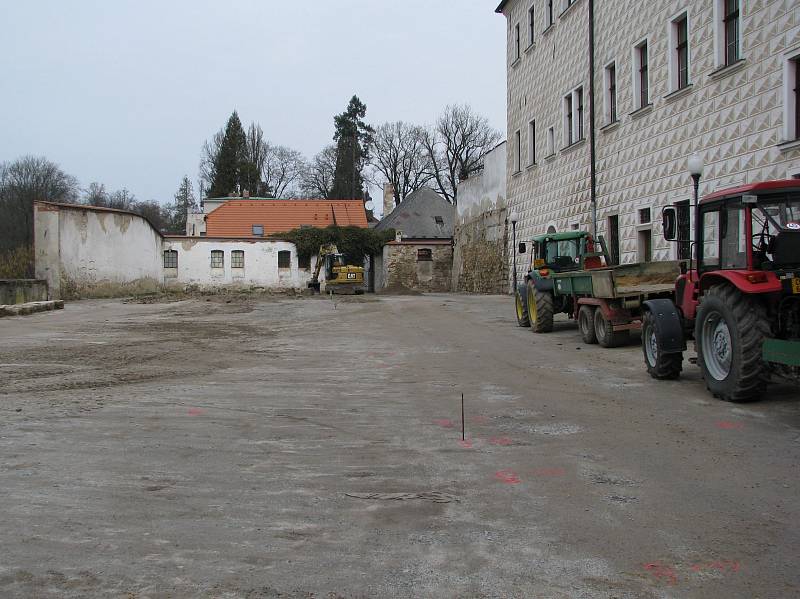 První dny rekonstrukce parkovací plochy ve dvoře jezuitské koleje v Jindřichově Hradci.