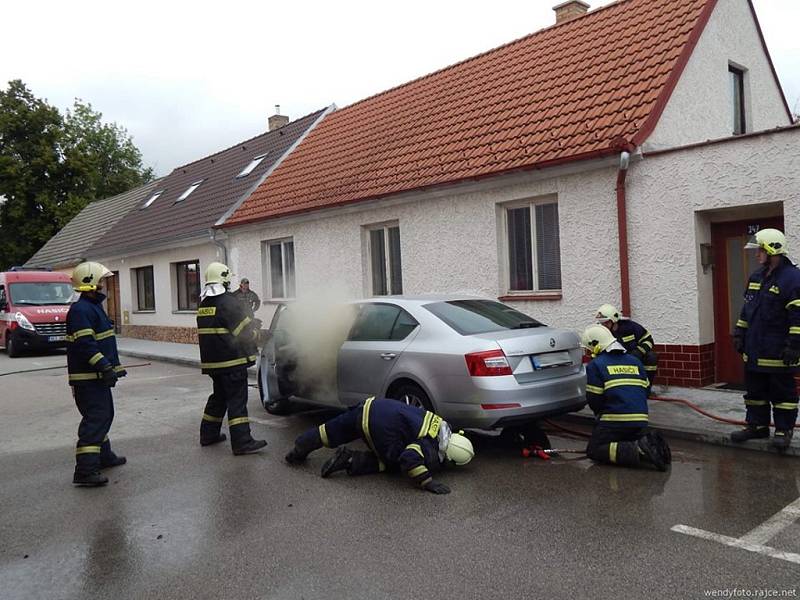 V Lomnici od zábavné pyrotechniky začalo hořet auto. Na místě zasahovali profesionální a místní dobrovolní hasiči. 