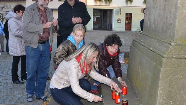 K POMNÍKU BOLESLAVA JABLONSKÉHO, rodáka z Kardašovy Řečice v sobotu přišlo s Deníkem zapálit svíčku a uctít jeho památku na třicet lidí.