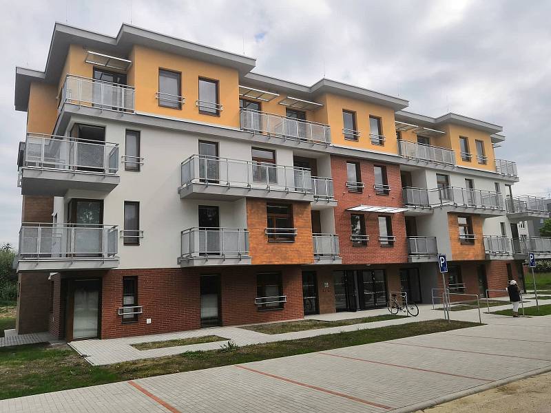 První nájemníci si převzali byty v seniorském domě na sídlišti 9. května v Suchdole nad Lužnicí.