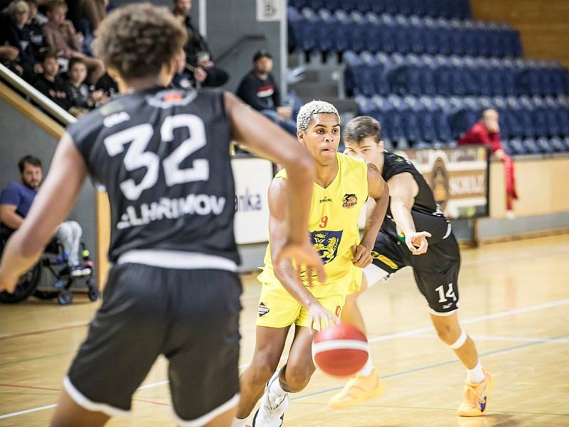 Basketbalisté GBA Lions Jindřichův Hradec (ve žlutém) ve třetím kole I. ligy deklasovali Pelhřimov 102:60.