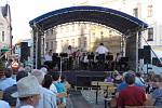 V rámci TOP týdne kulturních akcí, který pořádá město J. Hradec, se na náměstí Míru uskutečnil koncert orchestru Jindřichohradecký Big Band.