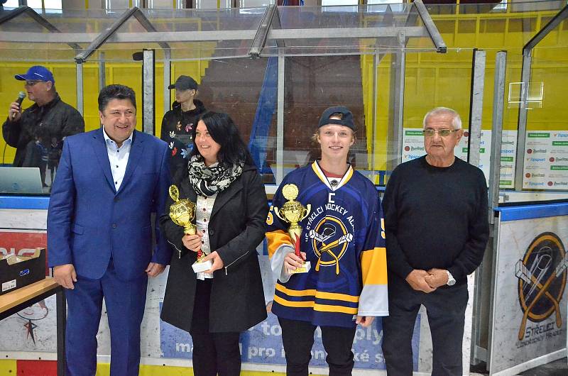 Jindřichohradecký zimní stadion čeká další ročník dorosteneckého Memoriálu Jana Marka. V loňském roce se z vítězství radovali hráči budějovického Motoru.