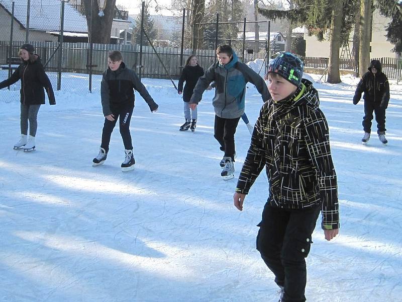 Žáci suchdolské základky si užívají zimní sporty přímo u školy.